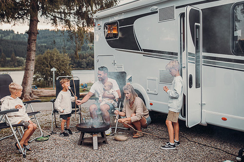 I får maksimal hygge og nærvær som familie på farten i en camper